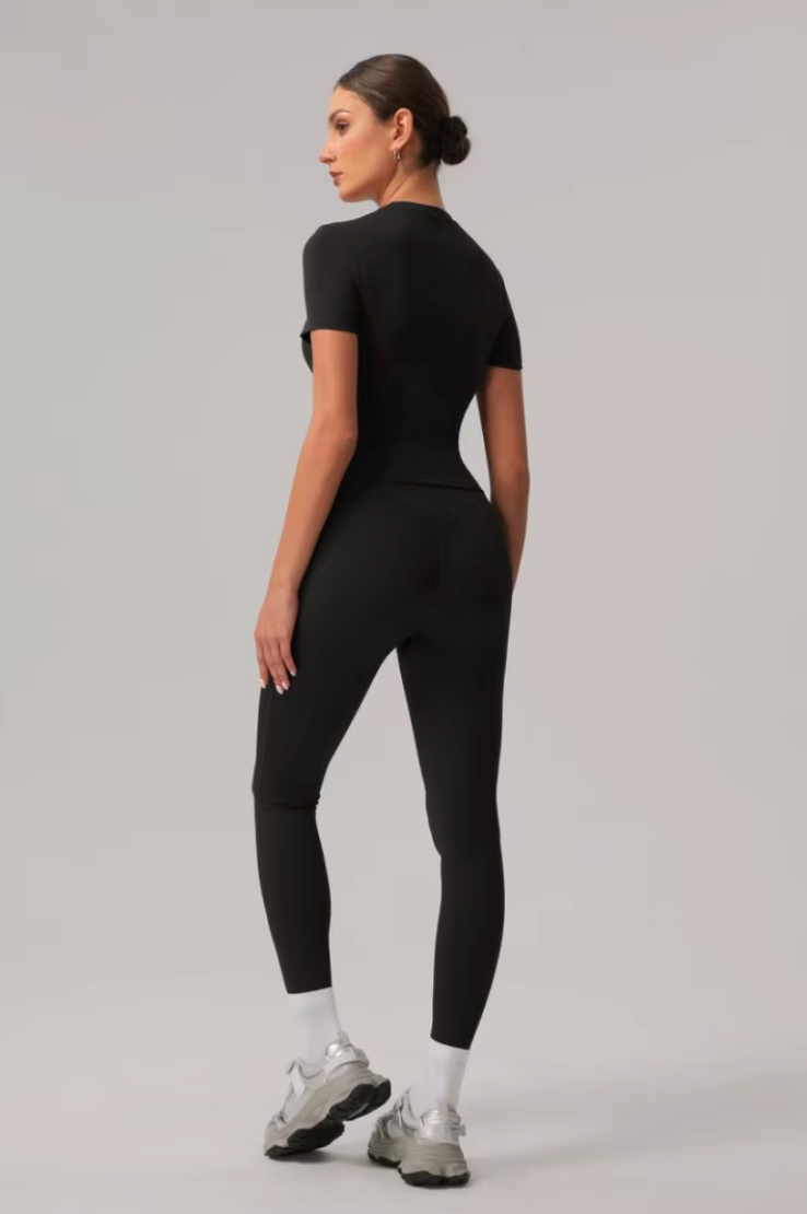 Vue arrière de l’ensemble Cléo noir, mettant en valeur la coupe du t-shirt et du legging