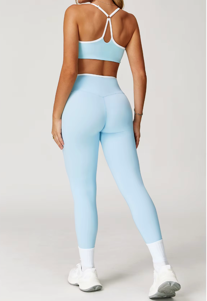 Dos de l’ensemble Tina bleu clair. Détail des bretelles croisées et du legging galbant.