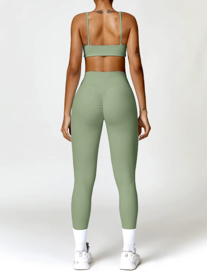 Vue arrière de l’ensemble Bella vert sauge – legging avec couture froncée au niveau des fesses pour un effet push-up naturel.