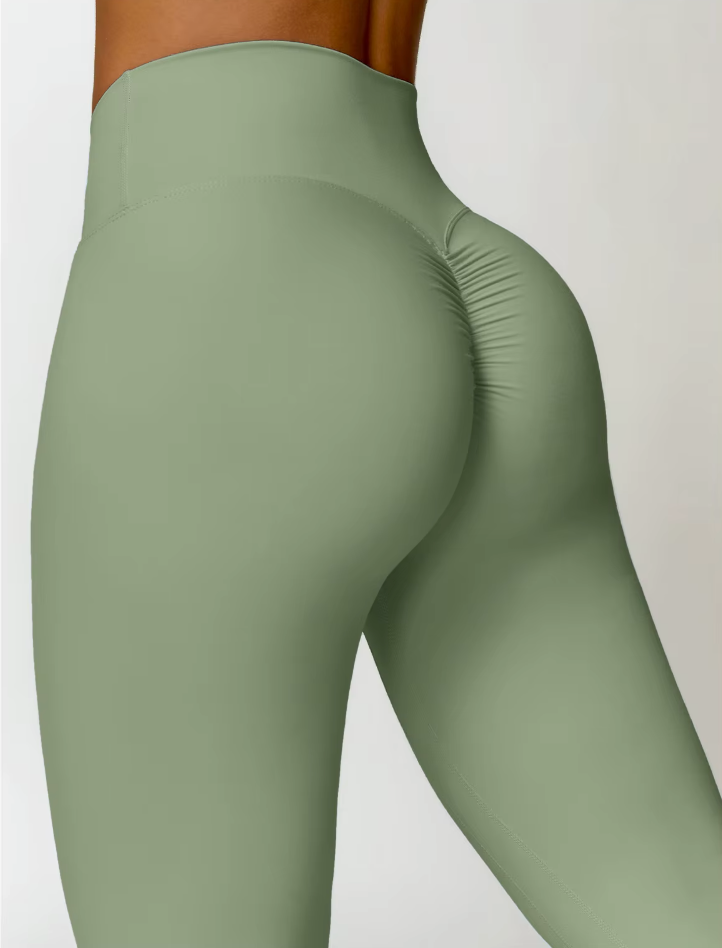 Zoom sur le legging Bella vert sauge – détail du tissu froncé à l’arrière mettant en valeur le galbe.