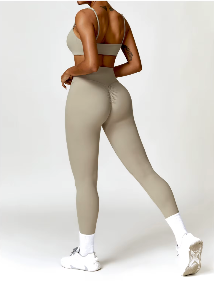 Vue arrière de l’ensemble Bella beige – legging galbant avec couture froncée, brassière assortie.
