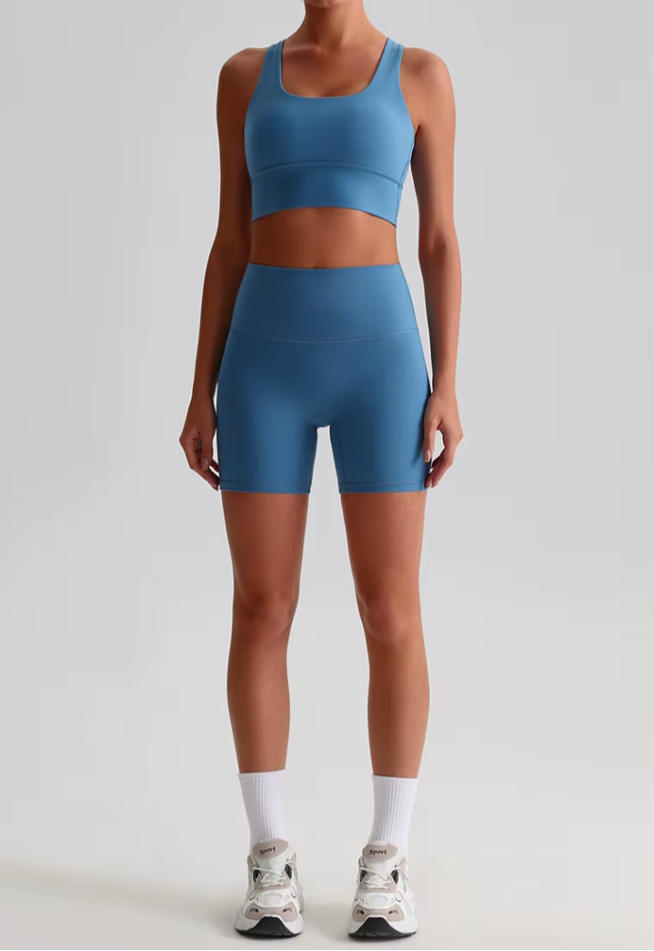 Ensemble Marilyn bleu, vue de face, pour montrer le tombé du tissu et la coupe athlétique.