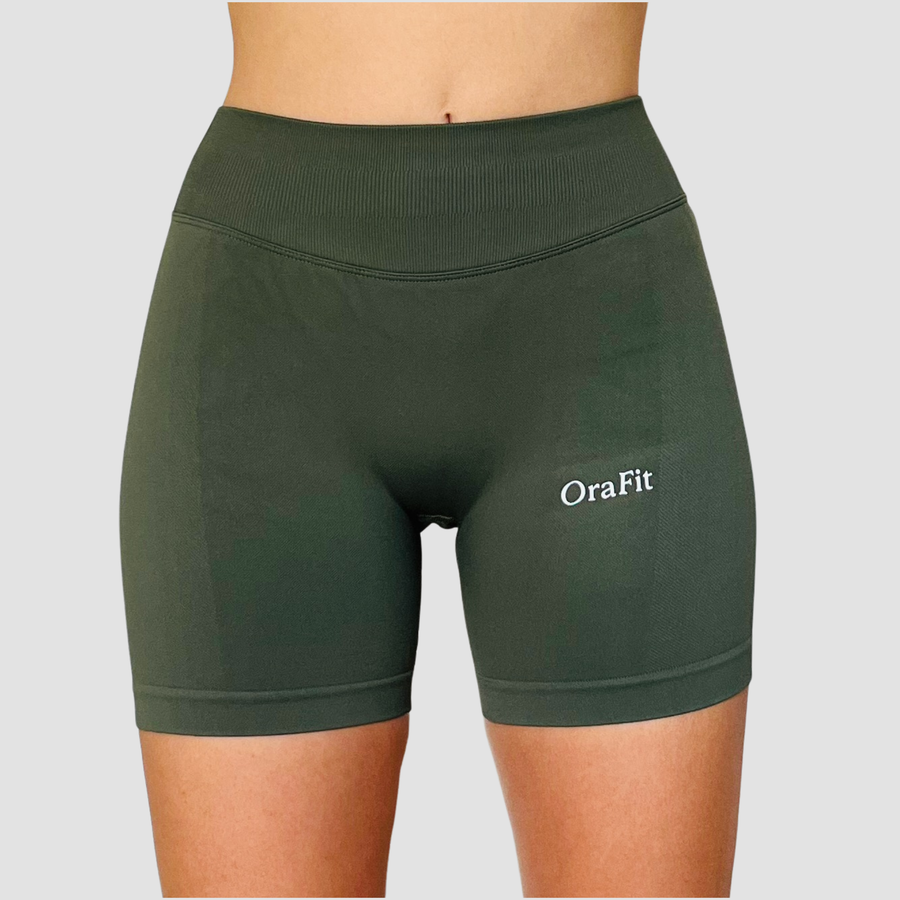 Isis – short gainant à scrunch OraFit, coloris noir vue de face