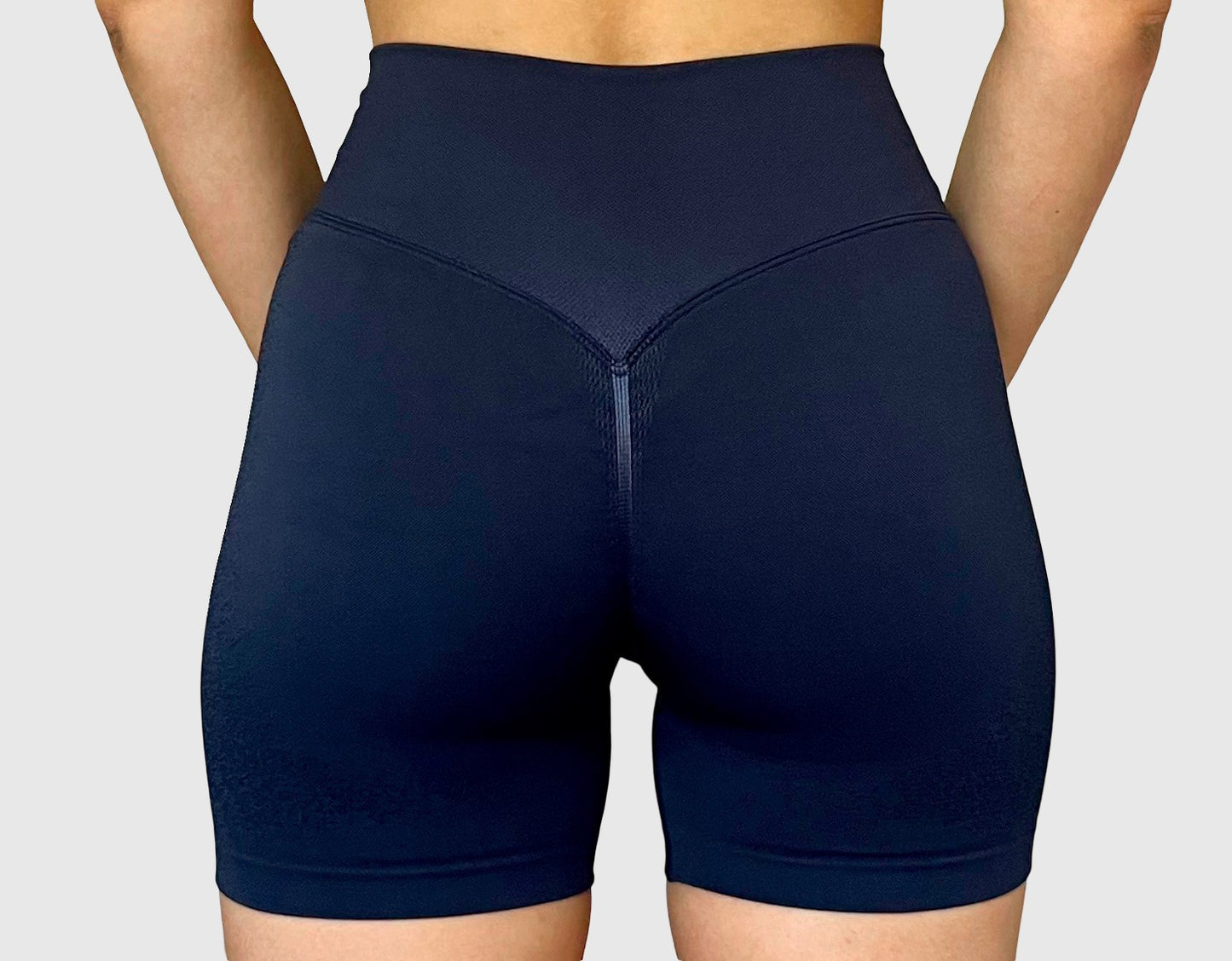 Short bleu marine galbant et gainant de dos