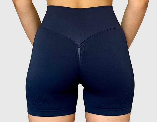 Short bleu marine galbant et gainant de dos