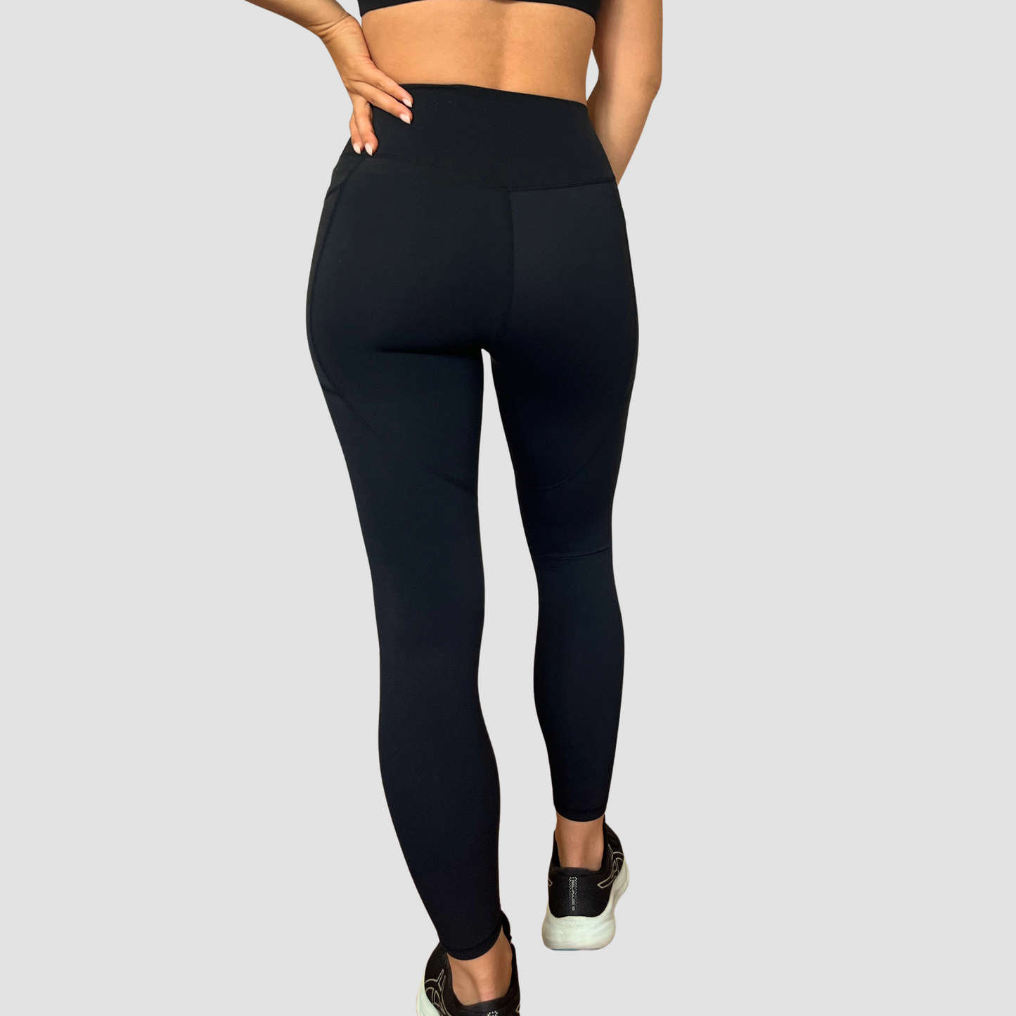 Legging noir à poche matière seconde peau vu de dos