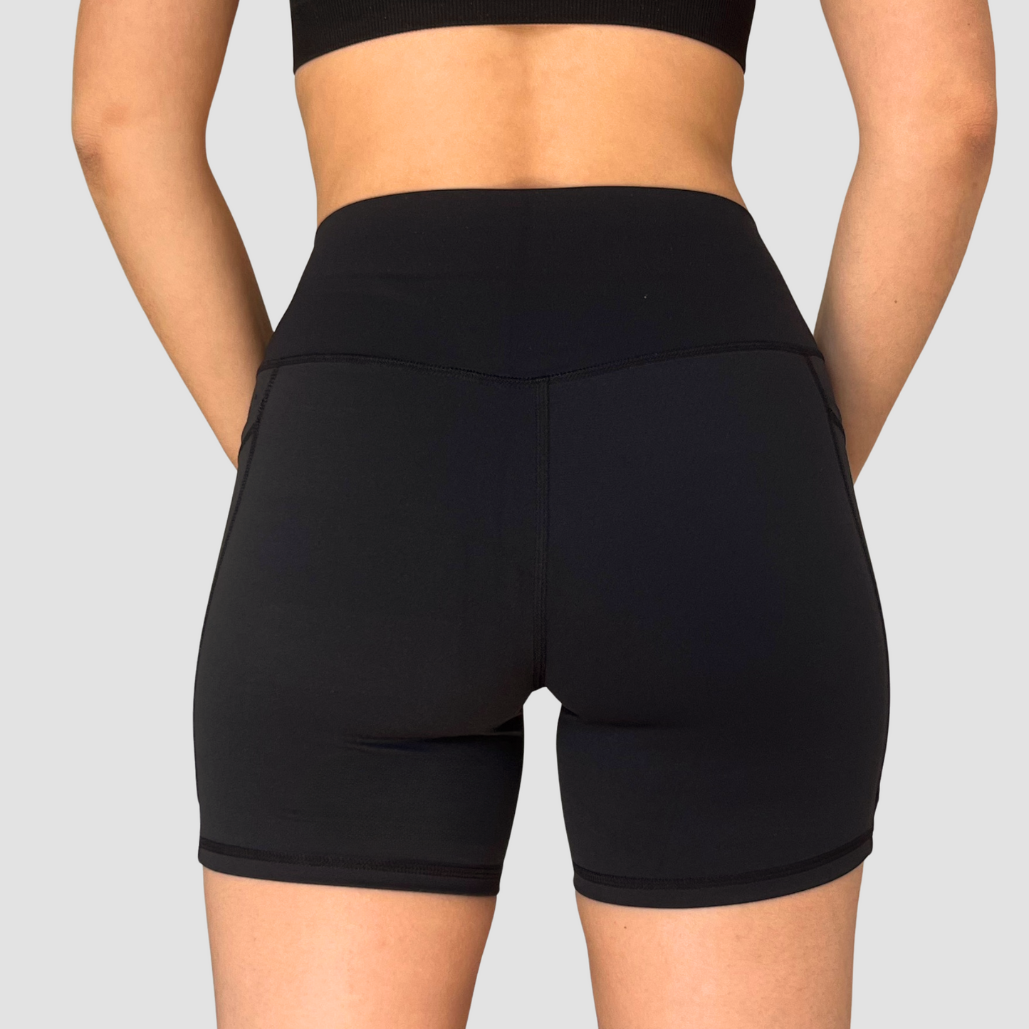 Short Lisa à poches noir dos