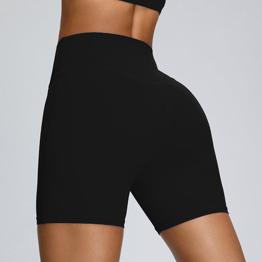 Short Laëticia noir porté par une femme – vue de dos
