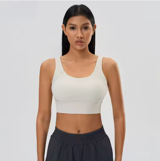 Brassière Solène portée de face – brassière de sport maintien fort couleur blanche