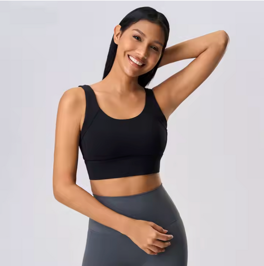 Brassière Solène portée de face – brassière de sport maintien fort couleur noire, coupe structurée