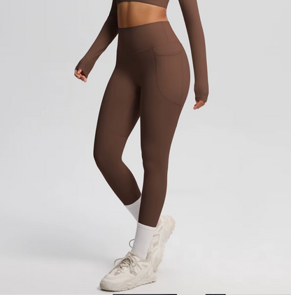 Legging Leïla marron – poche latérale discrète et coupe sculptante - vue de dos