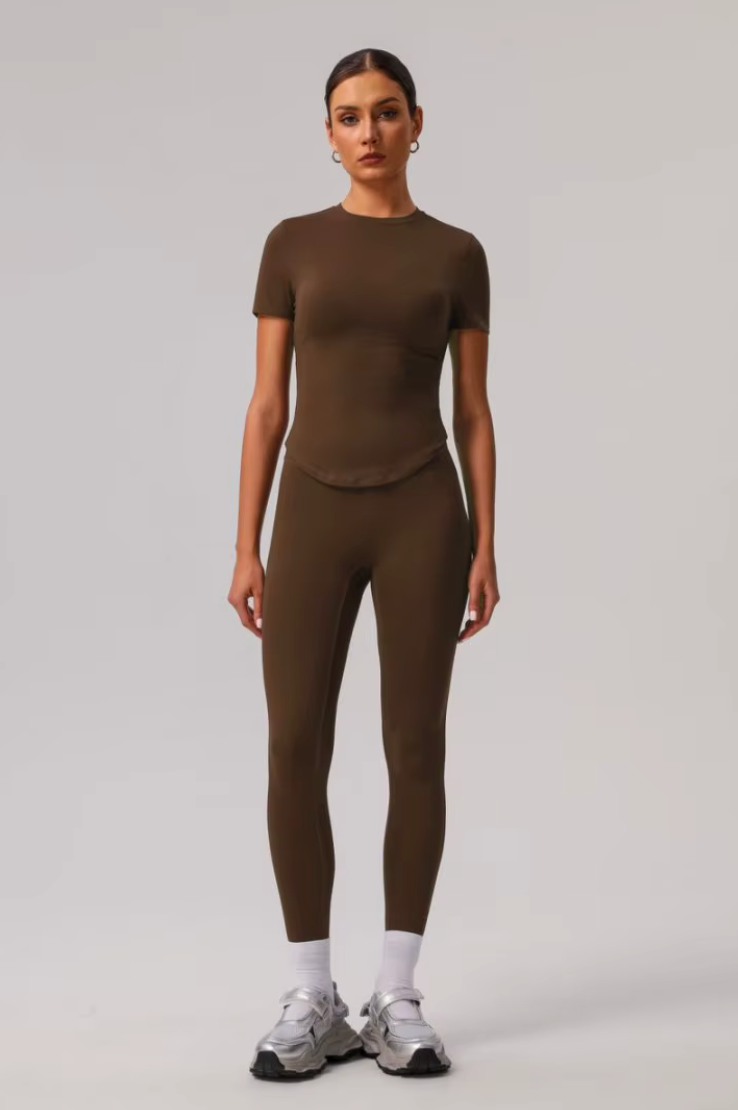 Femme portant l’ensemble Cléo en marron, vue de face, sur fond neutre