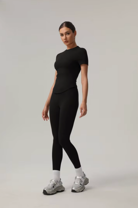 Femme en mouvement portant l’ensemble Cléo noir, vue de trois-quarts