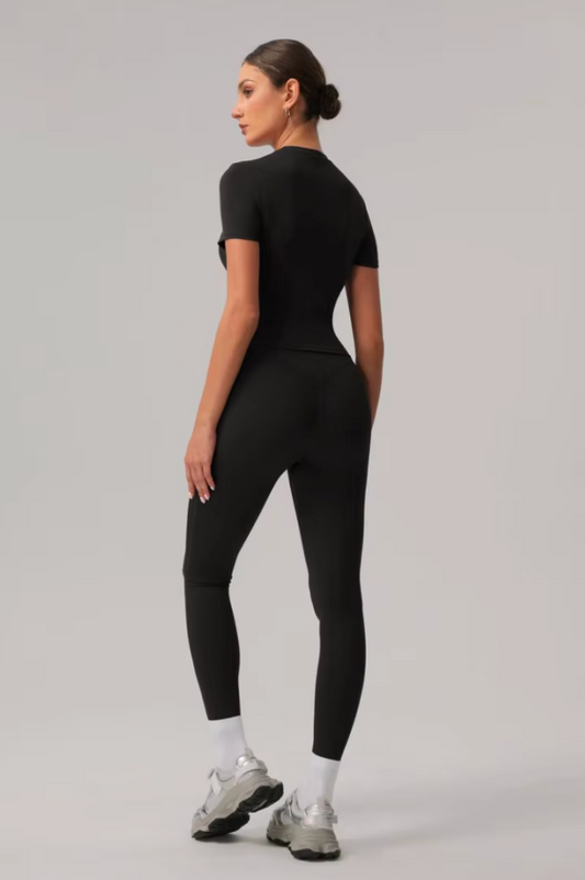 Vue arrière de l’ensemble Cléo noir, mettant en valeur la coupe du t-shirt et du legging