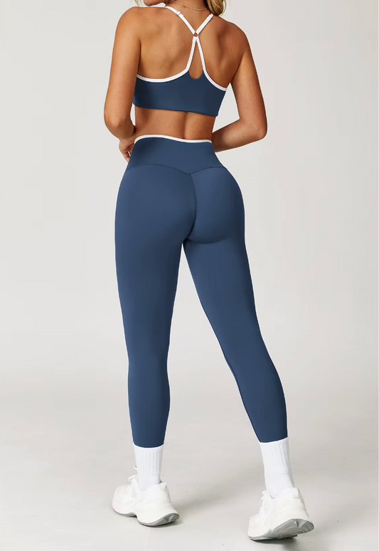 Vue arrière de l’ensemble Tina bleu marine, mettant en valeur la coupe de la brassière et la taille haute du legging.