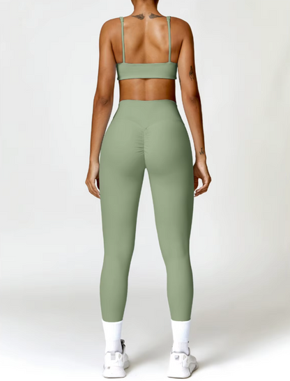 Vue arrière de l’ensemble Bella vert sauge – legging avec couture froncée au niveau des fesses pour un effet push-up naturel.