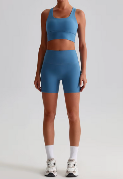 Ensemble Marilyn bleu, vue de face, pour montrer le tombé du tissu et la coupe athlétique.