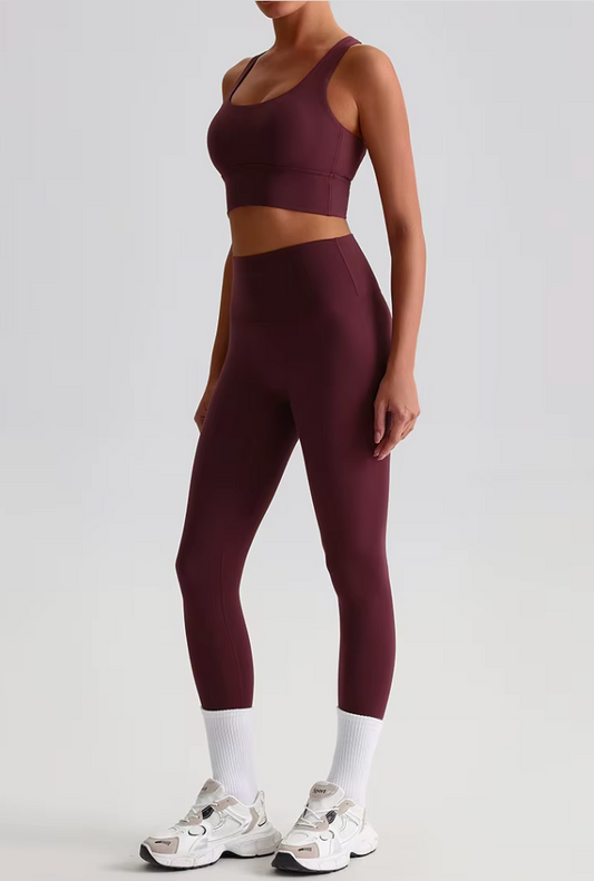 Vue de trois-quarts de l’ensemble Rebecca bordeaux, mettant en valeur la coupe du legging
