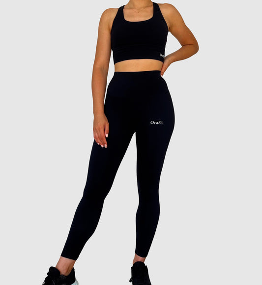 Ensemble legging et brassière Rebecca noir vue de face porté par une face