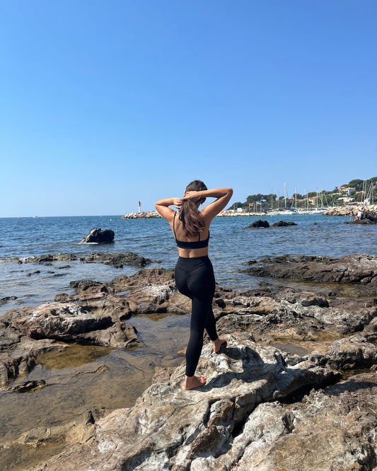 Bella – ensemble minimaliste avec scrunch OraFit, détail scrunch