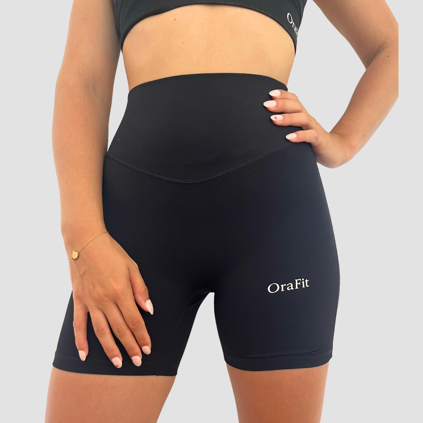 Short seconde peau mi-cuisse noir ceinture large