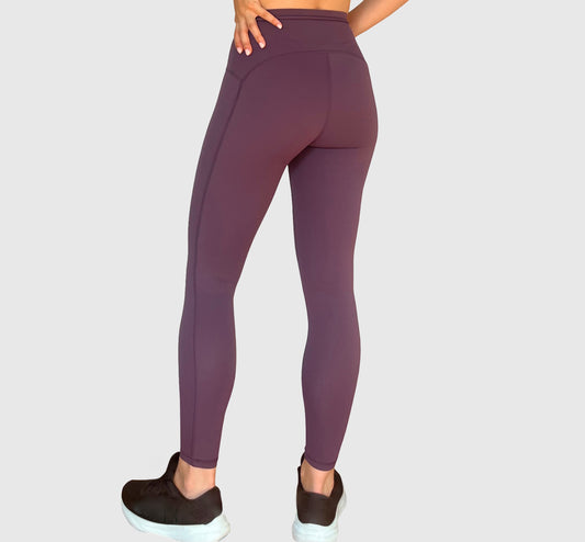 Legging Beverly pourpre portée par une femme - vue de dos
