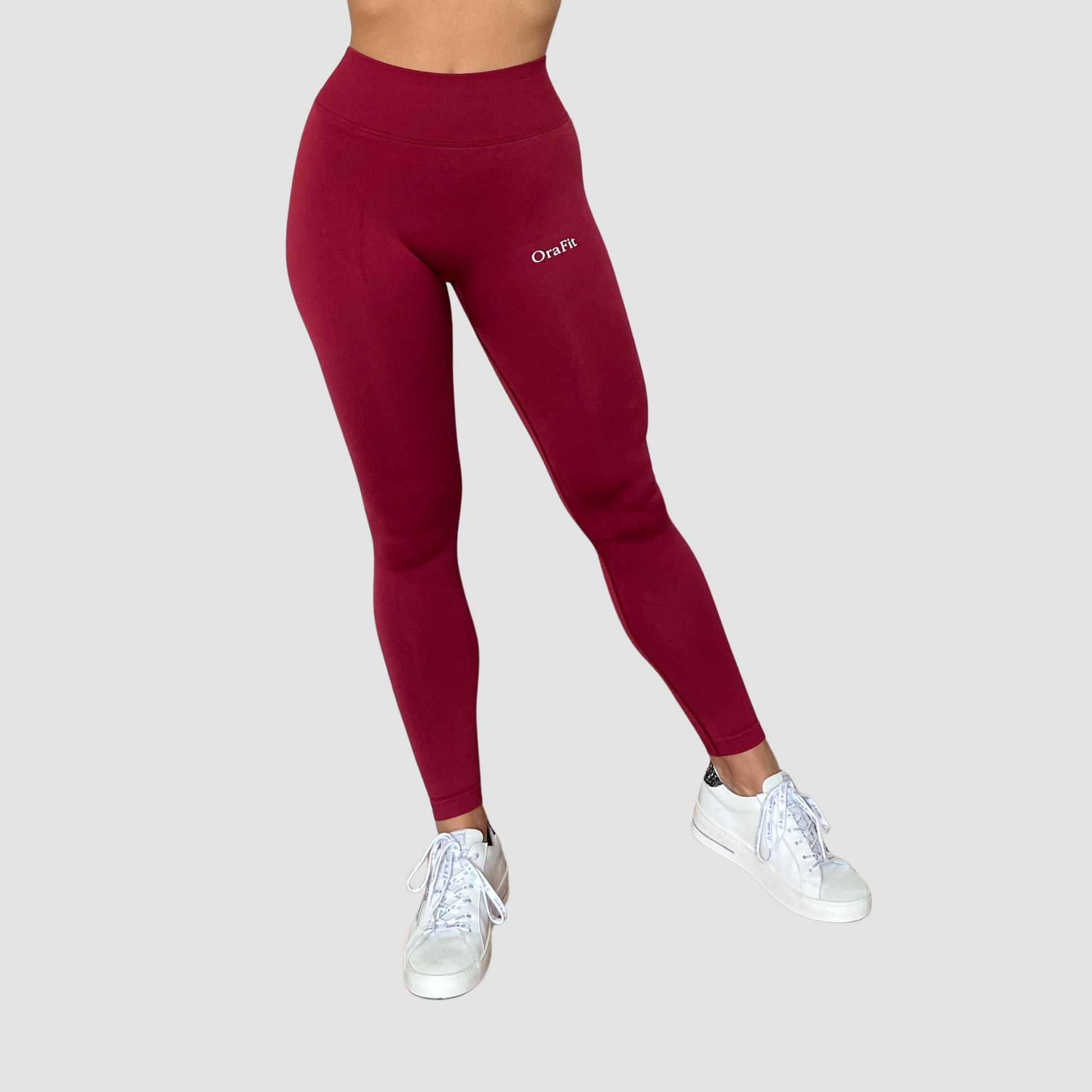 Camille – legging à scrunch OraFit, coloris bordeaux vue de face
