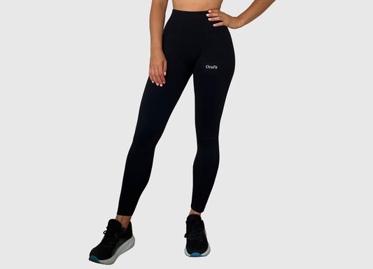 Porté par une femme, legging Carla gainant en noir vue de face