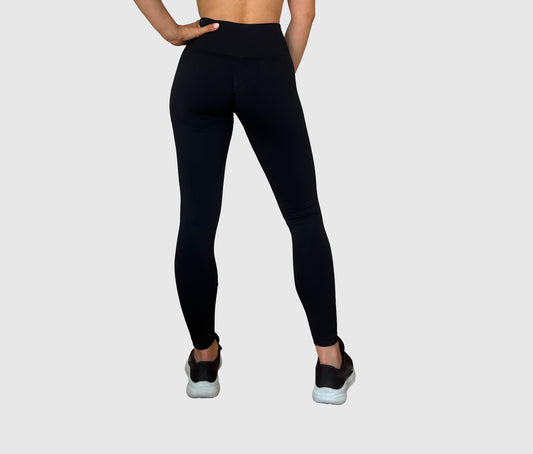 Porté par une femme, legging Carla gainant en noir vue de dos