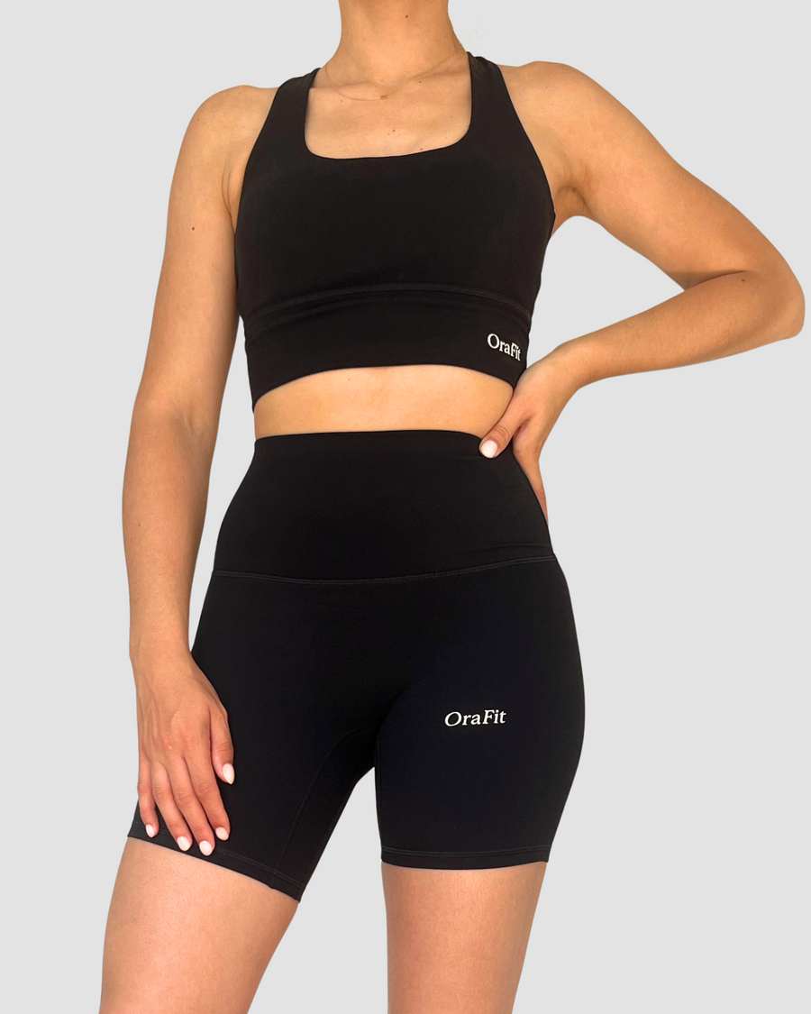 Marilyn – ensemble short et brassière dos croisée OraFit, coloris noir vue de face [partagée avec Marilyn - Short gainant et Marilyn - Brassière dos croisée]