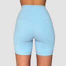 Cassie – short gainant taille haute OraFit, détail ceinture