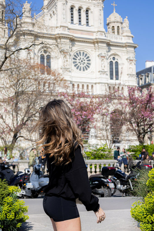 Short court scrunch noir